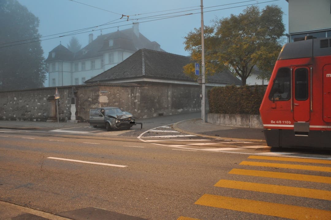 Das Auto wollte von der Grimmengasse in die Baselstrasse einbiegen, kam aber zu nahe an die Gleise des Bipperlisi.