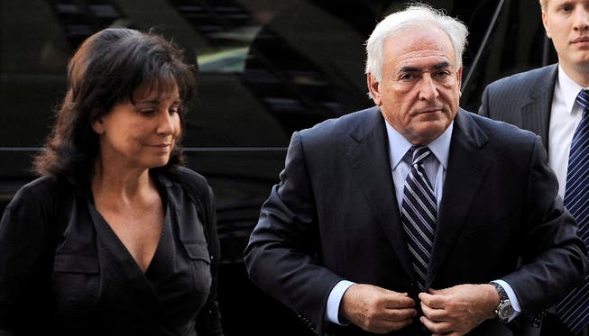 Dominique Strauss-Kahn und seine Frau Anne Sinclair in New York auf dem Weg zum Gericht. key