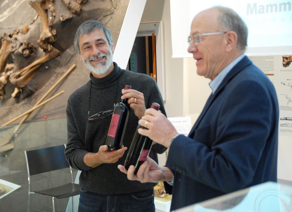  Heinz Furrer Projektleiter (links) erhält von Rudolf Huser Stiftungsrat als Anerkennung 2 Flaschen Mammutwein