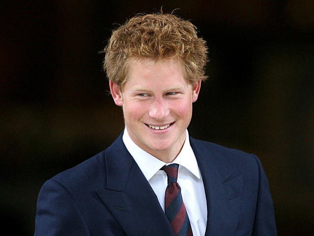 Prinz Harry mit Anzug, Hemd und Krawatte...