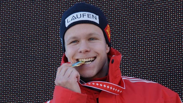 Lukas Kummer freut sich über die Goldmedaille. Quelle: Roger Schaffer/zvg