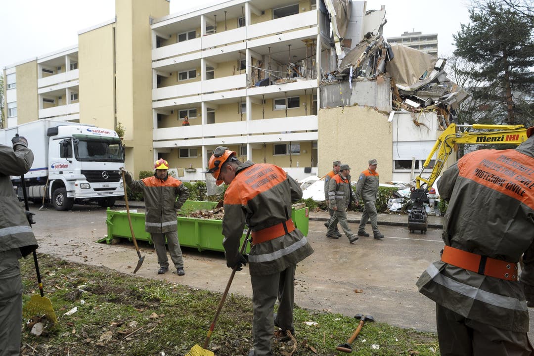 Der Zivilschutz räumt um das zerstörte Gebäude die Trümmer weg.