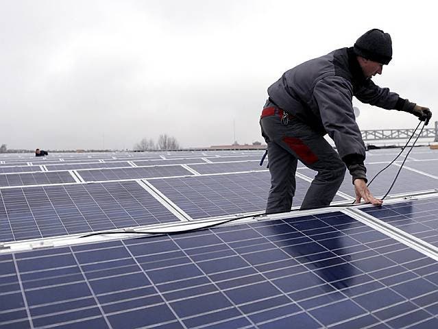 Bis 2050 sollen die Hälfte der Hausdächer in Wohlen mit Solaranlagen bestückt sein. (Symbolbild, Archiv)