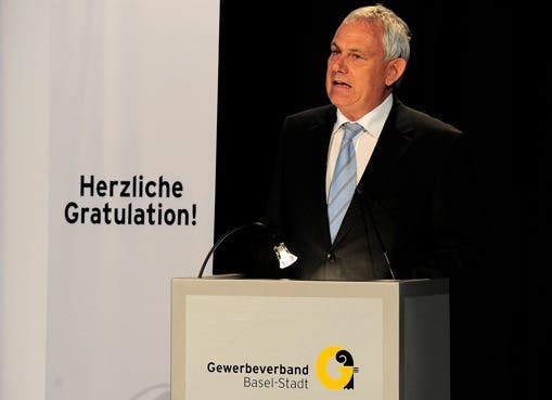 Peter Lachenmeier, Präsident der Prüfungskommission, begrüsst die Ausgelernten