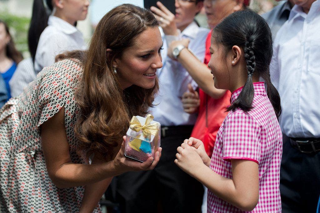 Prinzessin Kate verteilt auf der Asien-Reise Geschenke an Kinder.