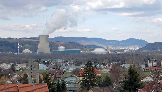 Geschichte – Gösgen II (Hybridkühlturm und Reaktorgebäude, rechts) neben dem Kernkraftwerk Gösgen. Fotomontage: ZVG