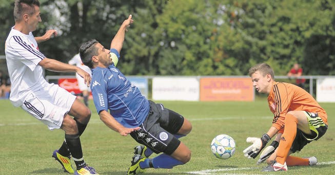 Oltens junger Goalie Loris Zimmerli rettet unerschrocken vor Itals Captain Alessandro Fragale.