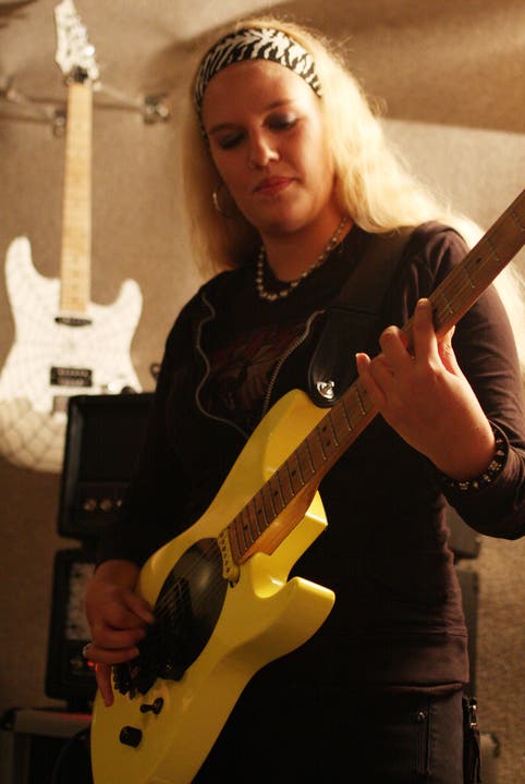 Romana Kalkuhl, 21, an der Gitarre