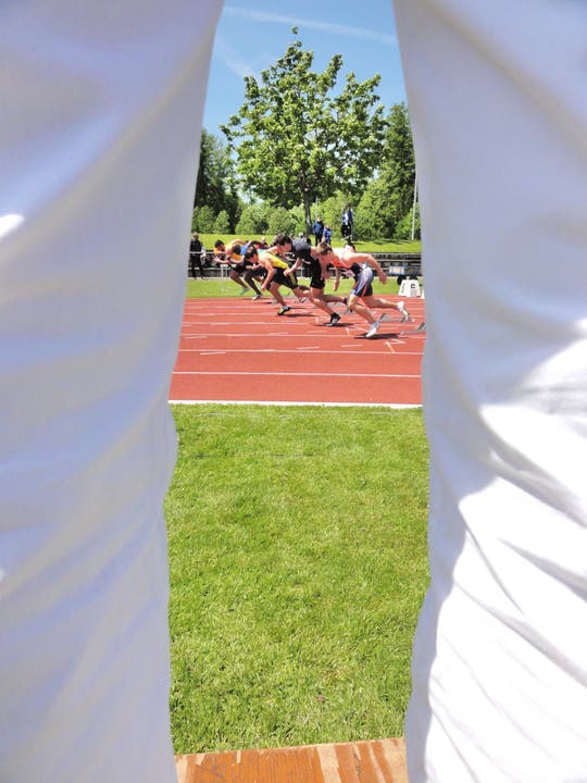 Sprinter-Start mit besonderem Blickwinkel – zwischen den Beinen des Starters