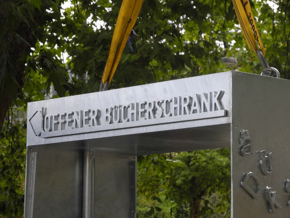 Der offene Bücherschrank wird im August 2012 am Kreuzackerplatz aufgestellt Noch hängt er am Kran