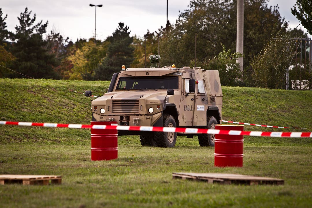 RobotermesserM-ELROB auf dem Waffenplatz in Thun, wo unter Anderem ein ferngesteuertes Fahrzeut (Eagle) gezeigt wurde