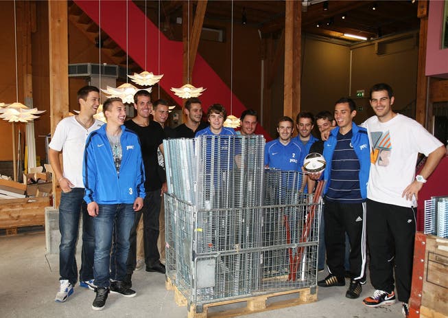 Zwar haben die Fussballer aus Rupperswil einen Fussball dabei, doch räumen sie in erster Linie Regale in die neue Ausstellung im Zeughaus