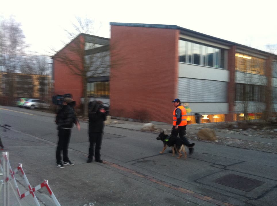 Ein Polizeihund patroulliert vor dem Prozessort in Untersiggenthal.