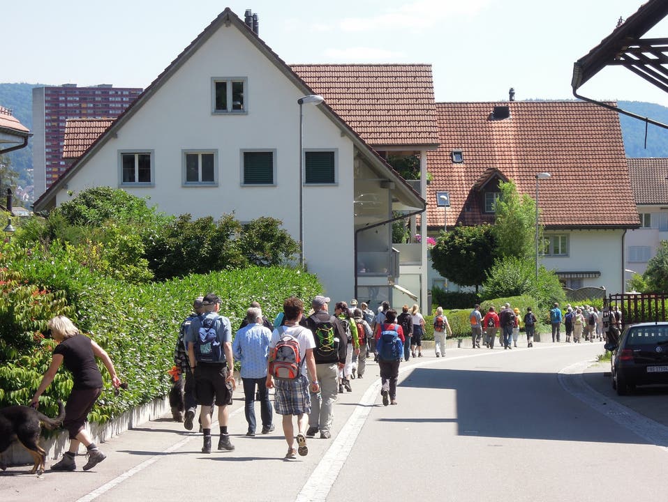 Einmarsch in Spreitenbach, das auch ein schönes Dorf ist