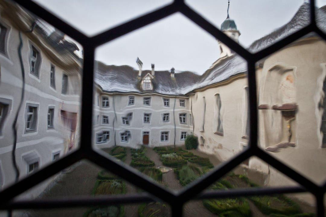 Der Blick durchs Büttenfenster in den Klostergarten