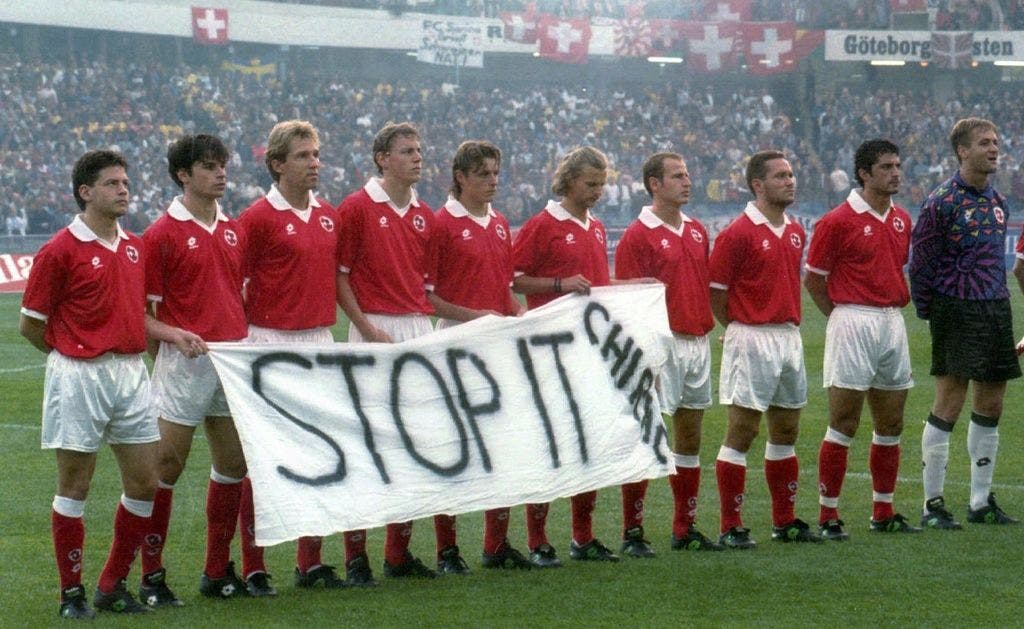 Die Schweizer Fussball-Nationalspieler protestieren 1995 in Göteborg gegen die französischen Atom-Bomben-Tests