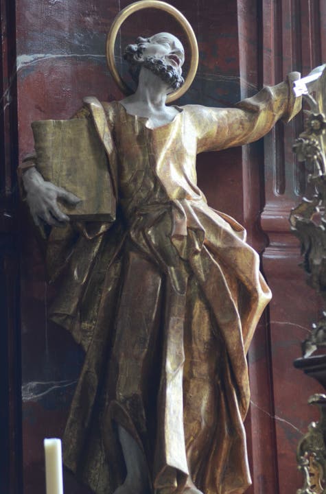 Die Staute des Heiligen Petrus hält in der Hand rechts im Bild einen Schlüssel – der schwarze Schlüssel soll dazu gedient haben, Sünder wegzusperren.