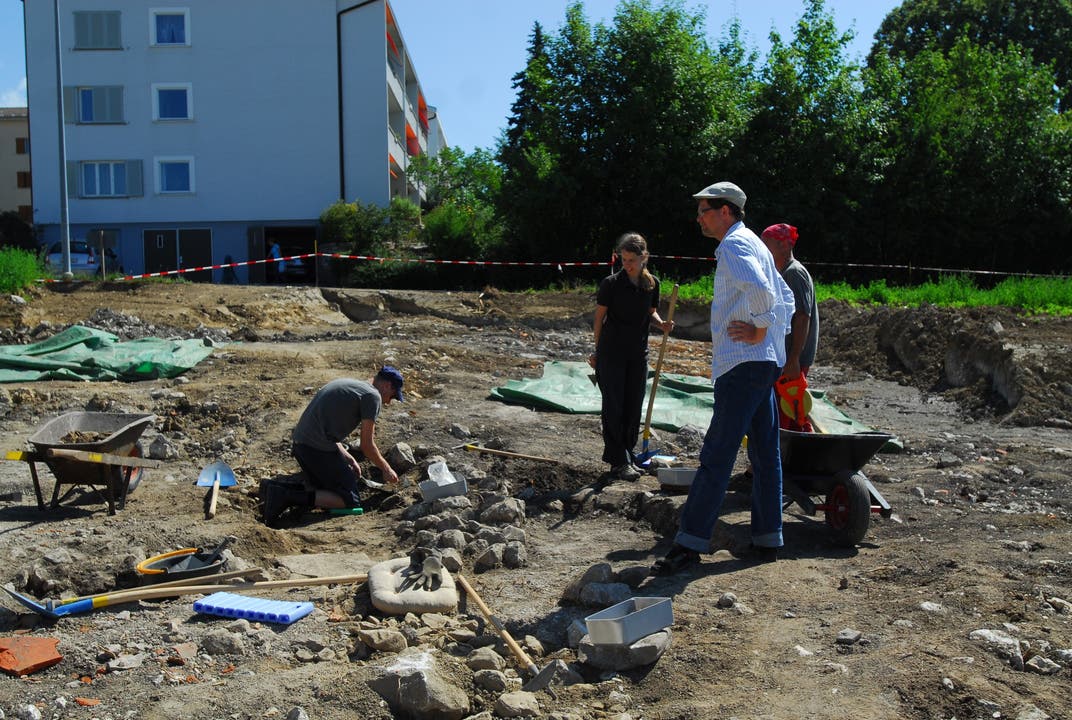 Das Archäologieteam legt die Mauern rund um das Hautgebäude frei