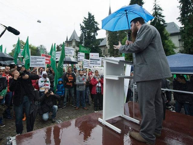 Der Präsident des Islamischen Zentralrats Schweiz, Nicolas Blancho, spricht auf dem Helvetiaplatz in Bern