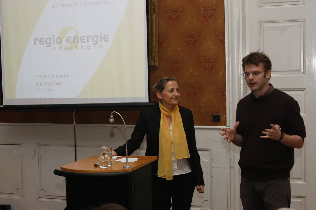 Sandra Hungerbühler (Leiterin Kommunikation Regio Energie) und Erich Weber (Konservator Museum Blumenstein) (Foto: Andreas Kaufmann)