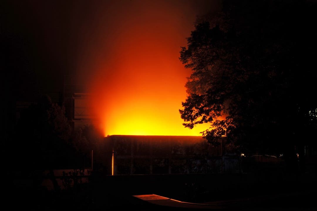 Greifensee: Brennendes Feuerwerk steckt Mulde mit Bauschutt in Brand