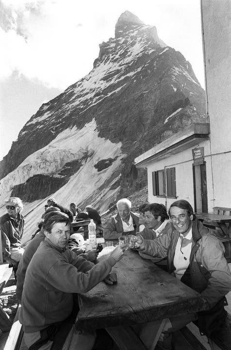 Ein Bild aus dem Archiv: Der FDP Partepräsident und SAC-Präsident Franz Steinegger, stosst mit Bundesrat Adolf Ogi am 13. Juli 1990 auf der Hörnlihütte bei Zermatt anlässlich der 125 Jahr Erstbesteigung des Matterhorns auf ihre bervorstehende Jubiläumstour an
