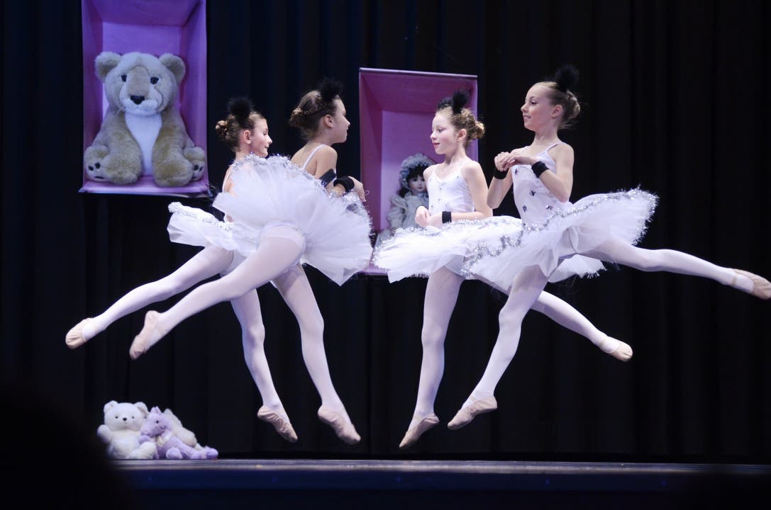  Mit ihren Sprüngen, aber auch Drehungen und Schrittfolgen begeisterten die jungen Tänzerinnen das Publikum im Grenchner Parktheater.