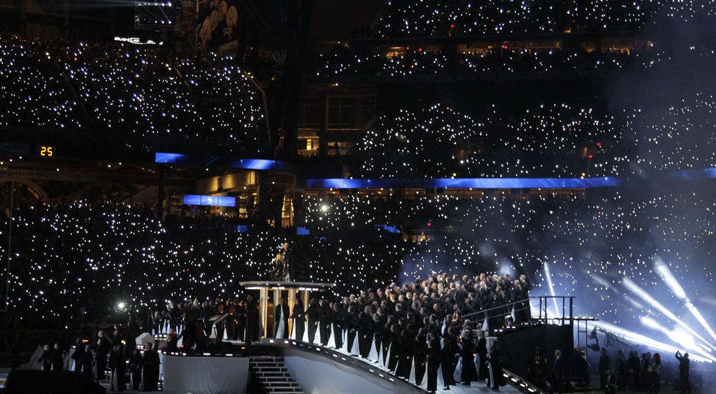 Zu «Like a prayer» unterstützte ein 100-köpfiger Chor Madonna