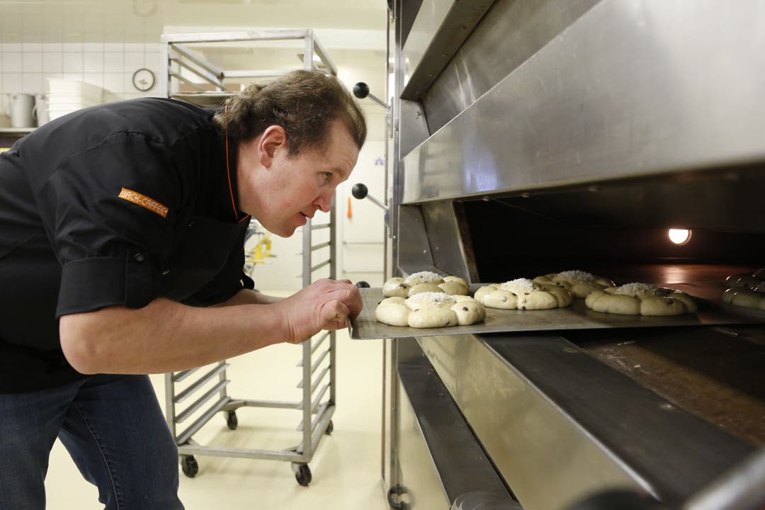 Geschäftsfuehrer Jürg Jäggi schiebt die Kuchen in den Ofen