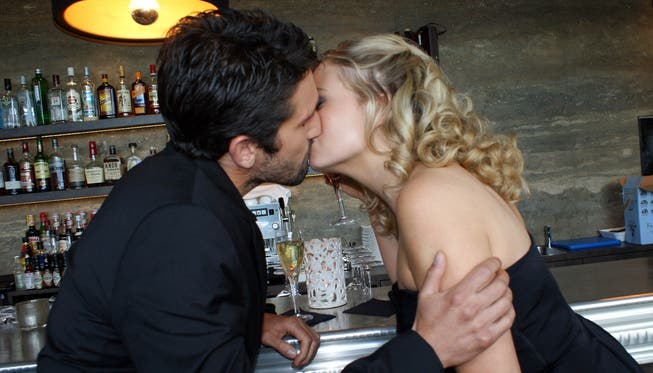 Steve (alias Alex Rendall) beim leidenschaftlichen Kuss im Restaurant Torre. Ursula Burgherr