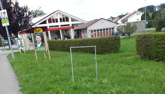 Bereits letzte Woche wurde ein Wahlplakat von FDP-Kandidat Yatin Shah in Waltenschwil entwendet - nur der leere Plakatständer blieb übrig.