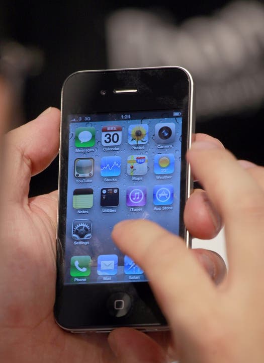 Die Smartphone-Revolution mit dem iPhone Ein Handynutzer mit einem iPhone.