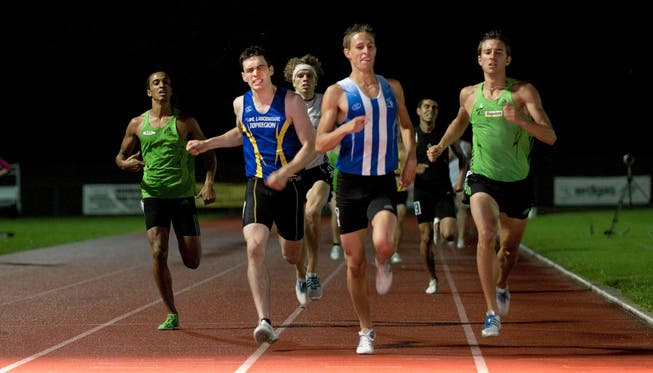 Raphael Salm (2. v. l.) von der LV Langenthal kommt beim 800-Meter-Lauf mit seiner persönlichen Bestleistung ins Ziel. Christoph Imseng