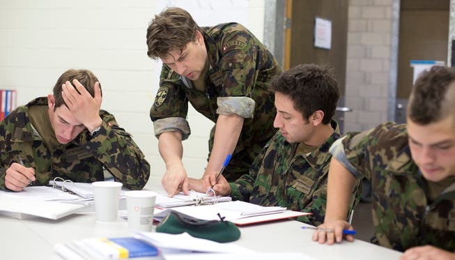 Fachoffizier Christian Zberg hilft in der Kaserne Reppischtal Rekruten bei einer Grammatik-Übung.