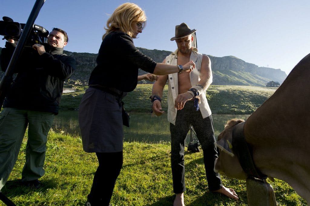 Arnold Forrer wird für das Shooting für «Die Bösen 2013» vorbereitet