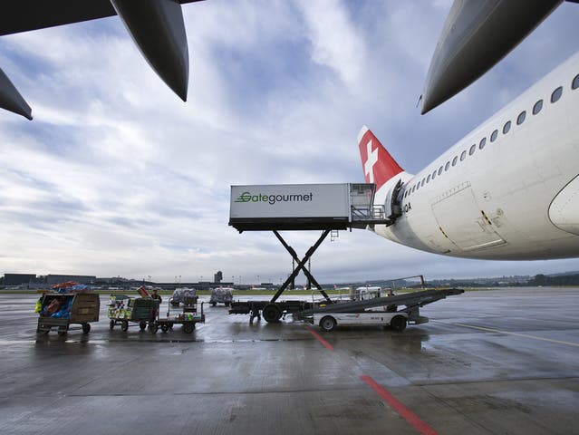 Ein Airbus der Swiss wird am Flughafen Zürich beladen (Archiv)
