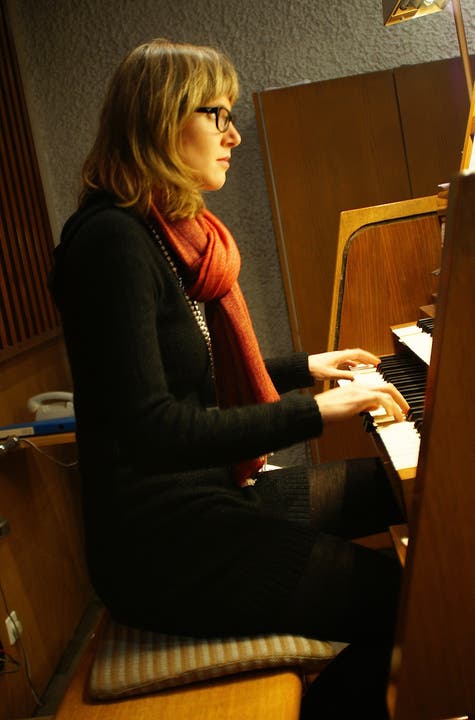 Lina Schwob an der Orgel von Späth