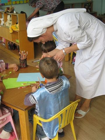 Die Nonnen kümmern sich fürsorglich um die Kinder