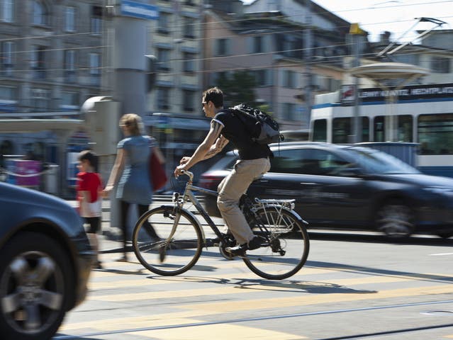 In Grenchen wird die Beteiligte einer Kollision zwischen einem Fahrrad und einem Personenwagen gesucht. (Symbolbild)