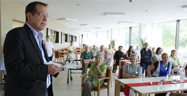 Rüdiger Niederer spricht in der Sunnepark Egerkingen zu den Bewohnerinnen und Bewohnern und zum Personal.
