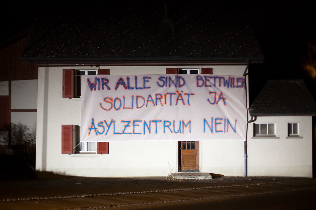 «Wir alle sind Bettwil»: Solidaritätsbanner an einem Haus