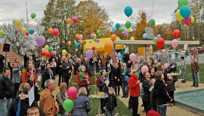 Die Ballone des Wettbewerbs malten zeitweise Farbkleckse an den Himmel. amg