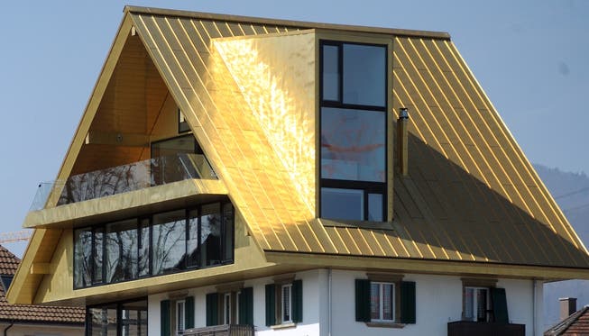 Ein Farbanstrich wird fürs goldene Dach am Steinacker 9 verlangt.