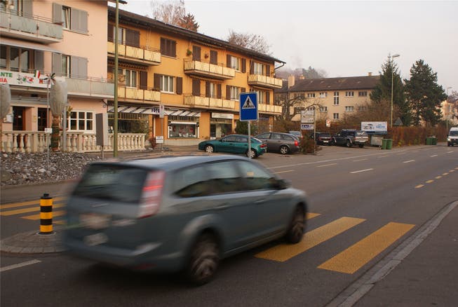 Der Übergang an der Zürcherstrasse auf der Höhe der Pizzeria Okay Italia in Oberengstringen ist vielen Eltern zu wenig sicher. jk