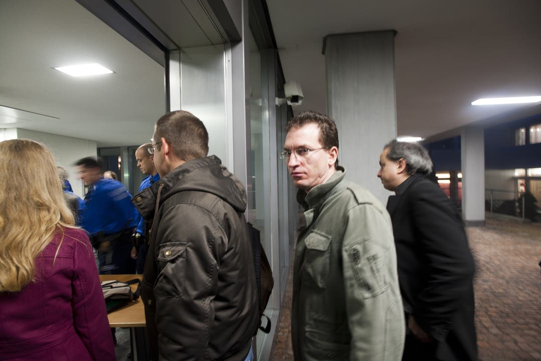 az-Journalist Philipp Mäder vor dem Eingang