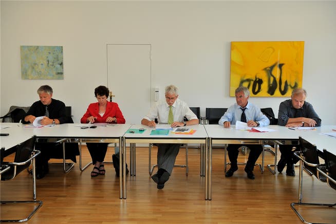 Graue Häupter in der Solothurner Regierung: Ihre Sitze frei geben (von rechts) Christian Wanner (FDP), Walter Straumann und Klaus Fischer (beide CVP);vier weitere Jahre im Amt bleiben wollen Peter Gomm (SP, links) und Esther Gassler (FDP). Oliver Menge