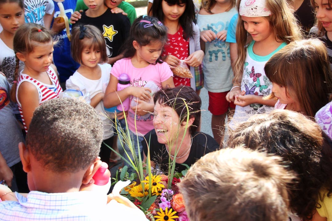 Mountainbikerin Esther Süss wird in der Schule in Küttigen empfangen