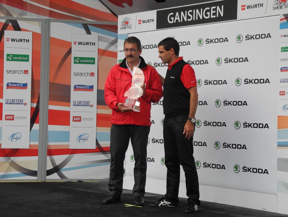 OK-Co-Präsident Mario Hüsler erhält von Rolf Huser zum Dank den Tour-de-Suisse-Pokal