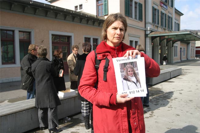 Lucies Mutter, Nicole Trezzini, verteilte in Baden Vermisstmeldungen ihrer Tochter.