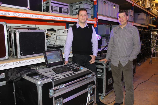 Roy Buri (links) und Markus Wälti mit einer modernen LED-Lichtanlage.